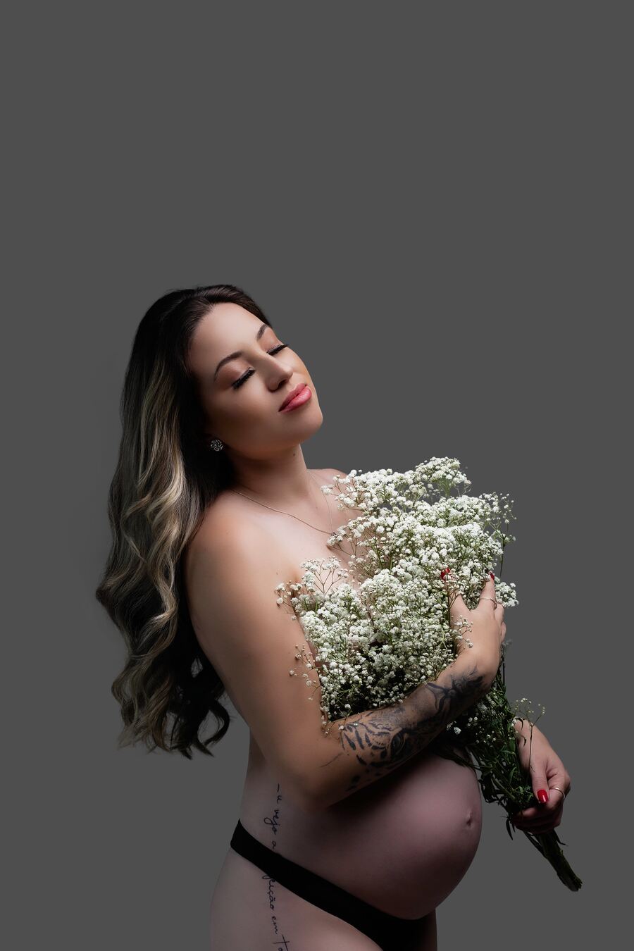 Ensaio gestante editorial com flores