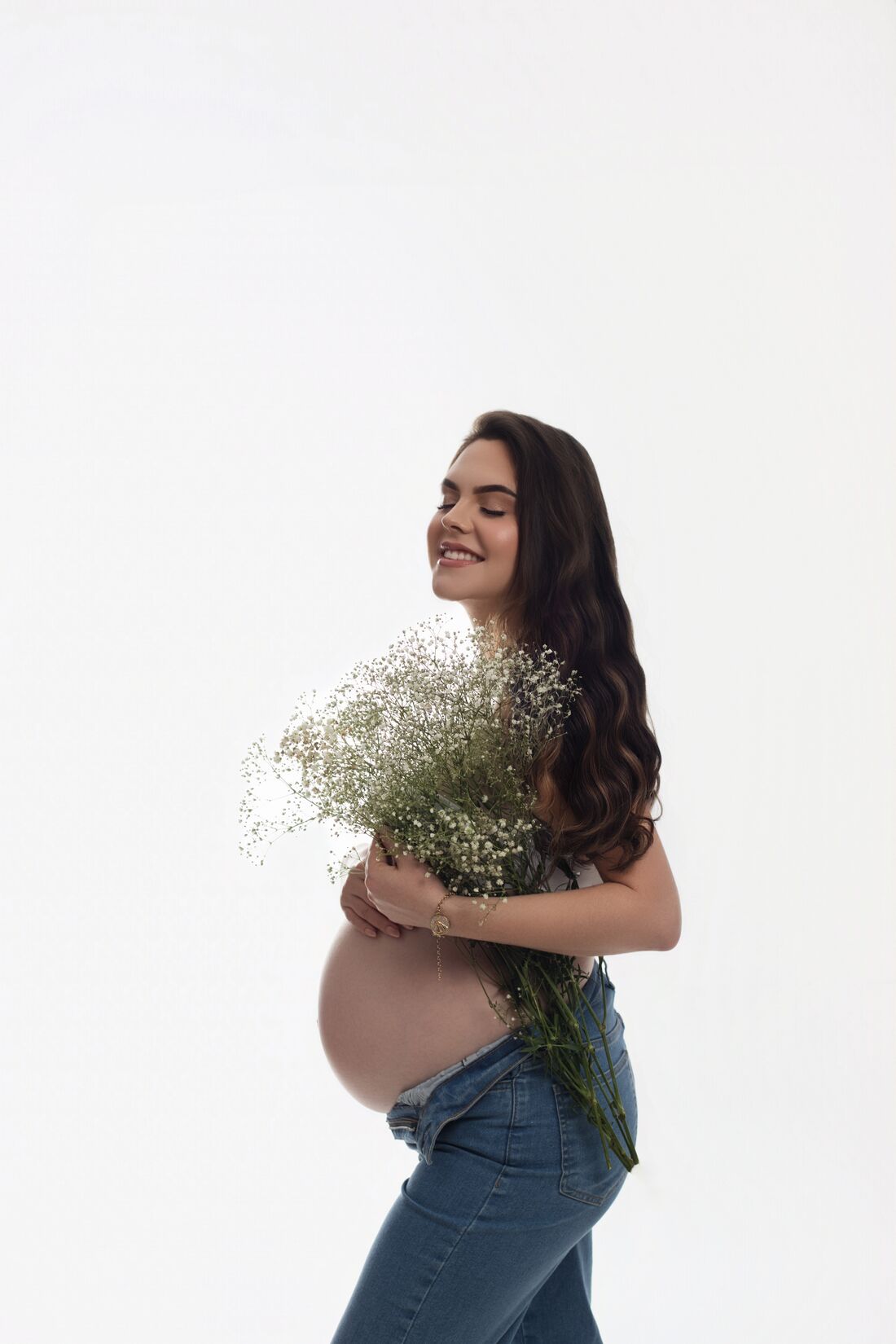 Ensaio gestante — fundo claro com flores